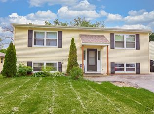 8909 Shady Ln, Wonder Lake, IL 60097