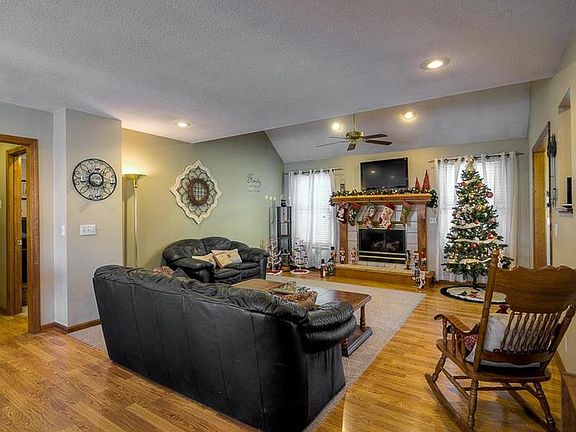 3rd image of 8606 N Carson Ave