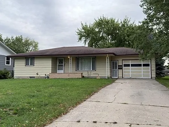 1421 12th Ave, Windom, MN 56101