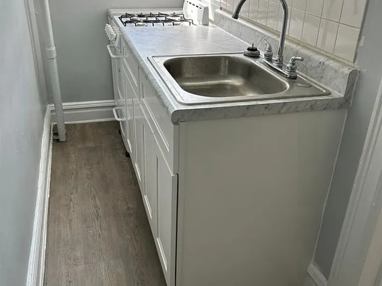 821 Bergen Ave #D — Photo 7