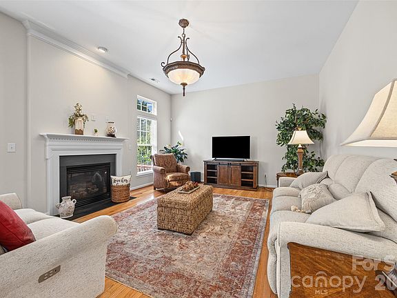 3rd image of 622 Panthers Way