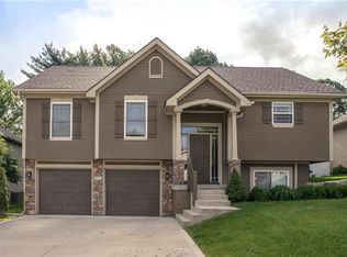 512 NW Fox Hollow Ln, Blue Springs, MO 64015