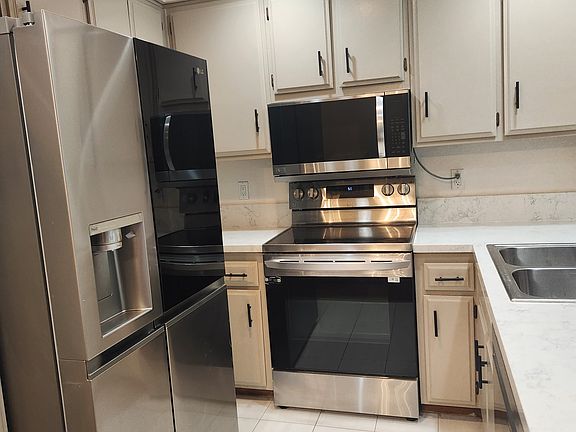 3rd image of 3860 Amberly Dr Unit N