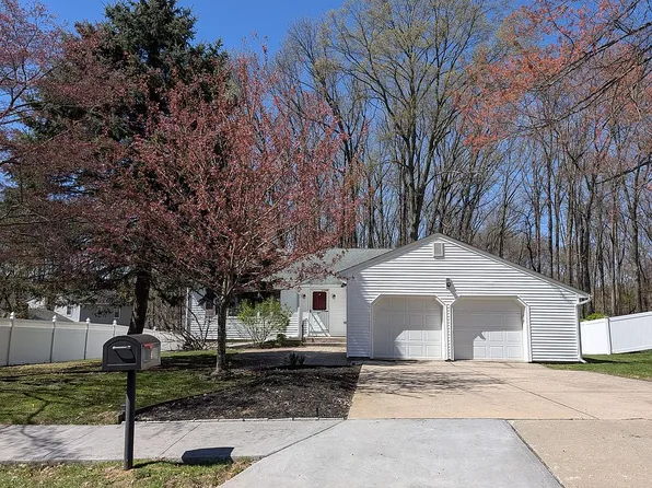 4 Spradley Ln, Middletown, NJ 07748