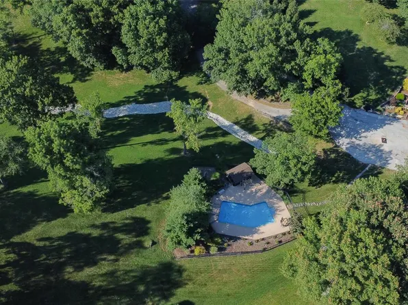 1401 Kemp Ln, Godfrey, IL 62035