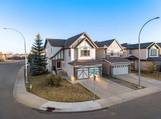 209 W New Brighton Ln SE, Calgary, AB T2Z 0E1