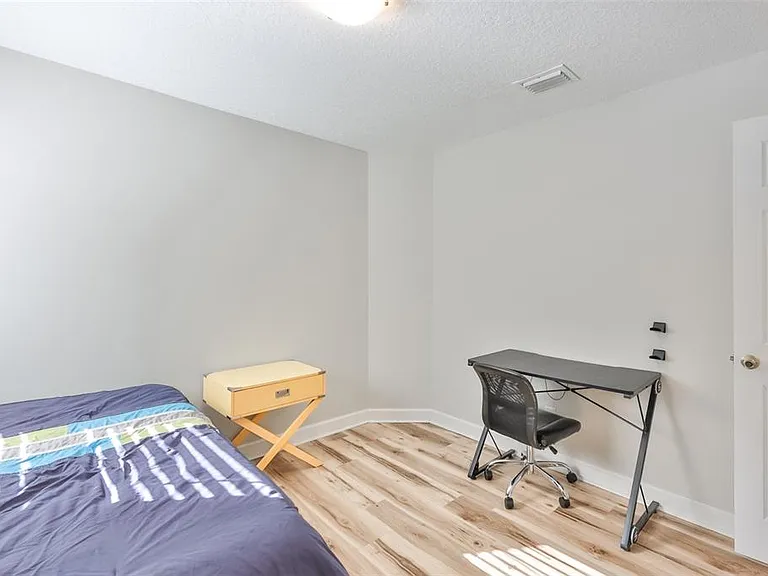 2331 W Chestnut St — Photo 25