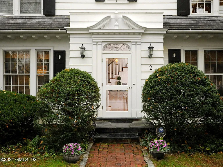 2 Quintard Ave — Photo 2