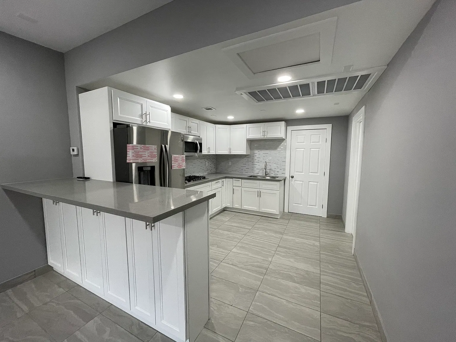 3 bed, 450 sqft, $3,350 — Photo 2