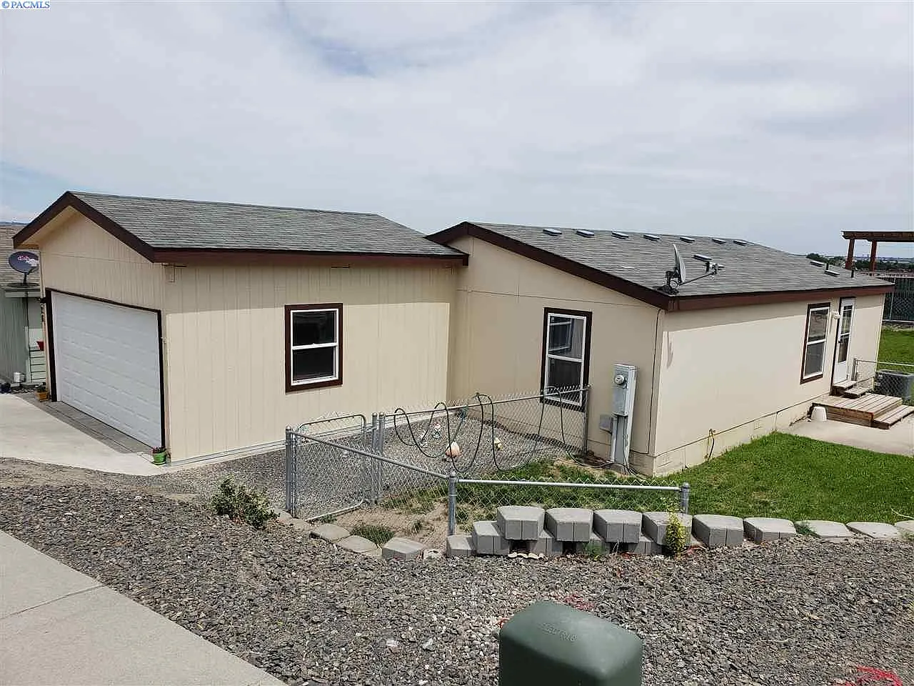 628 Lonetree Ln photo 1