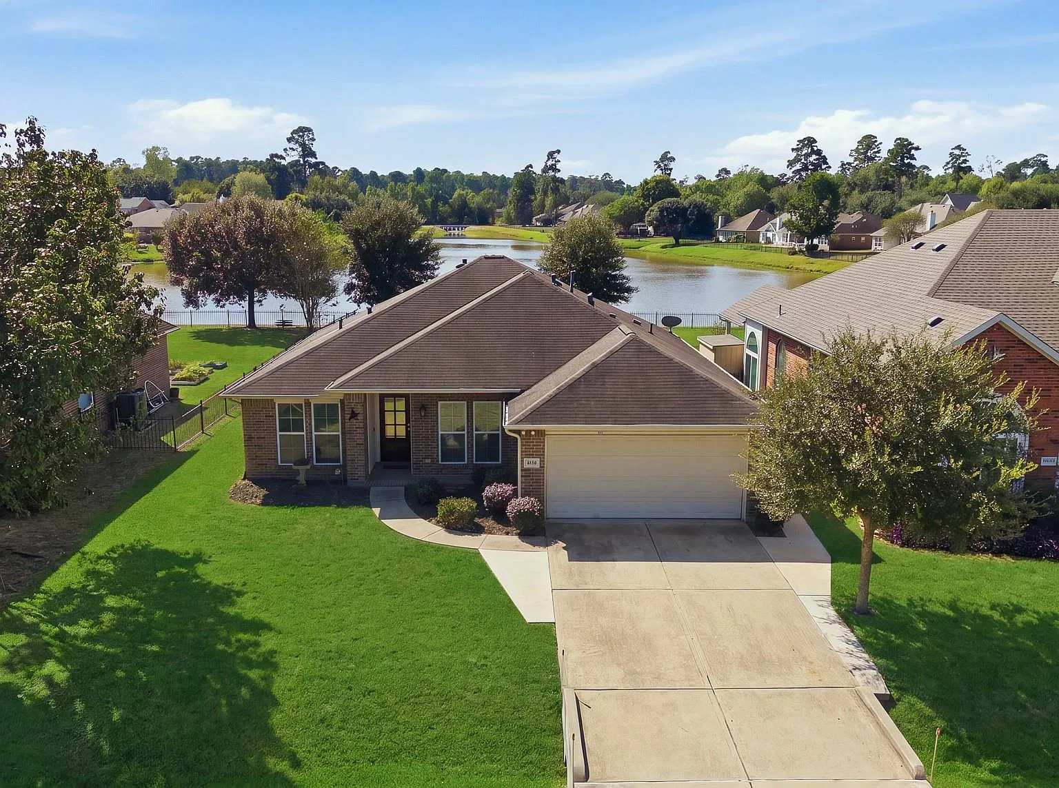 3 bed, 2.0 bath, 1716 sqft, $2,200 — Photo 2