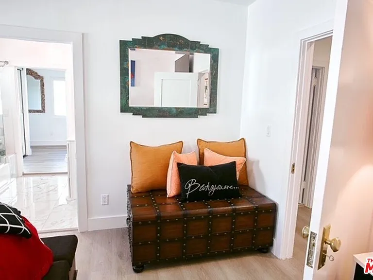 1040 N Crescent Heights Blvd — Photo 12