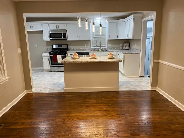 1737 E Elm St — Photo 9