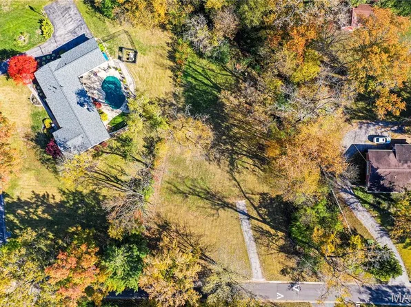 8 Chasselle Ln, Saint Louis, MO 63141