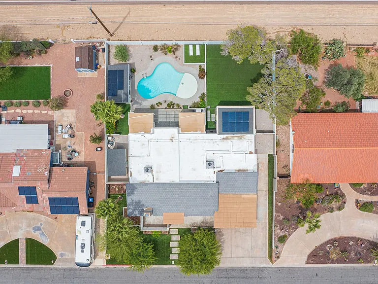 330 E Country Club Dr — Photo 90