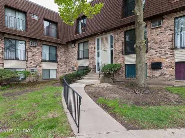 161 N Waters Edge Dr, Glendale Heights, IL 60139