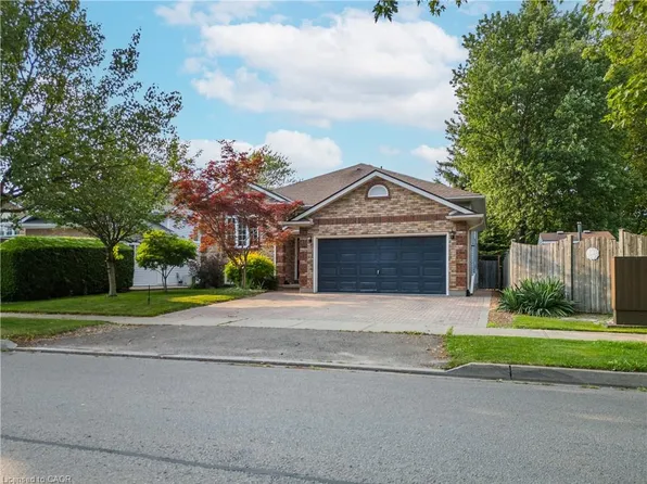 40 Balsam St, Welland, ON L3C 7H2