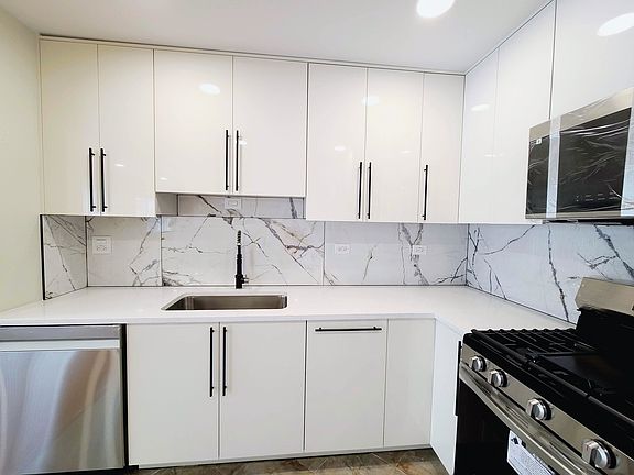 3rd image of 600 Fairbanks Ct Unit X1