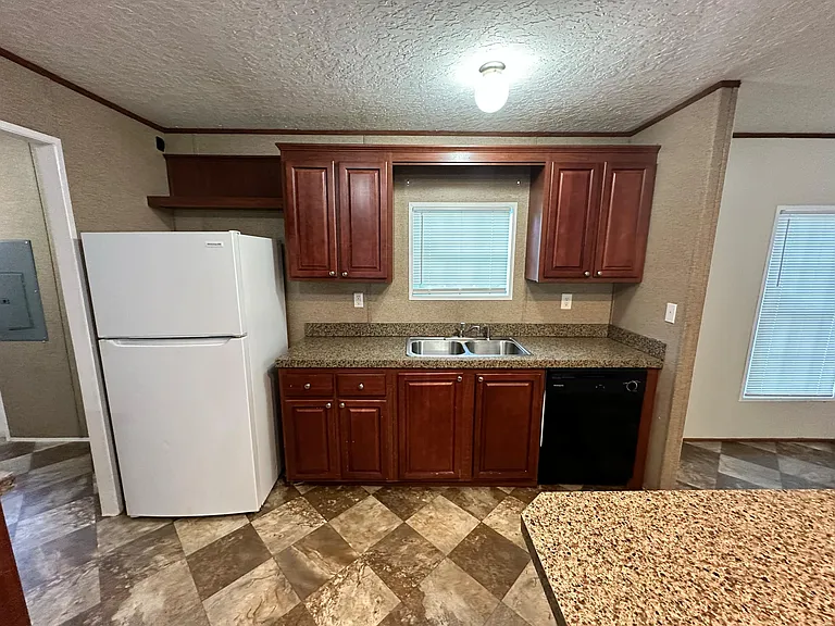 554 Green St — Photo 4