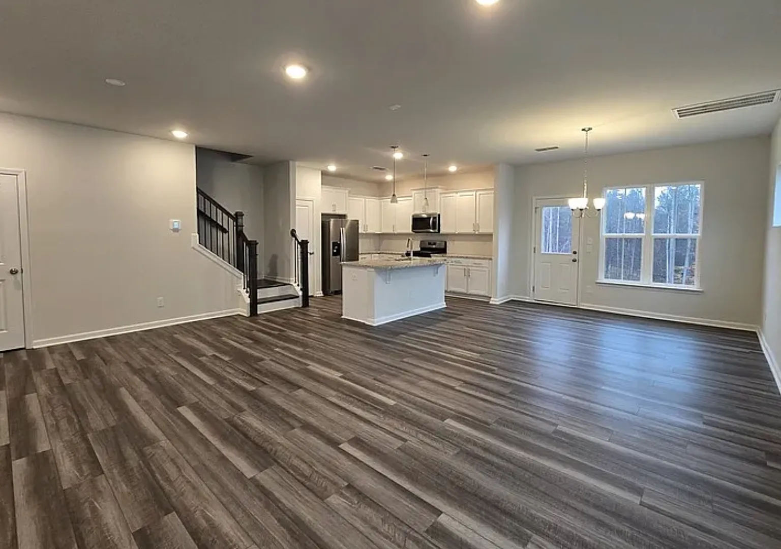 Modern Like-new 3 bedroom 2.5 bath townhouse in Jamestown w/2-car garage — Photo 2