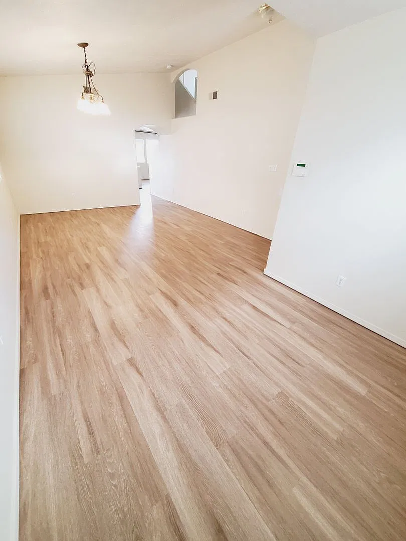 Stunning and Spacious 3 bed 2.5 bath home in Huning Ranch! — Photo 2