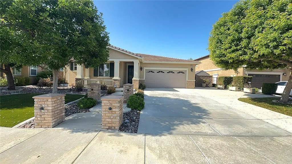 3 bed, 2.5 bath, 1901 sqft, $3,200 — Photo 2