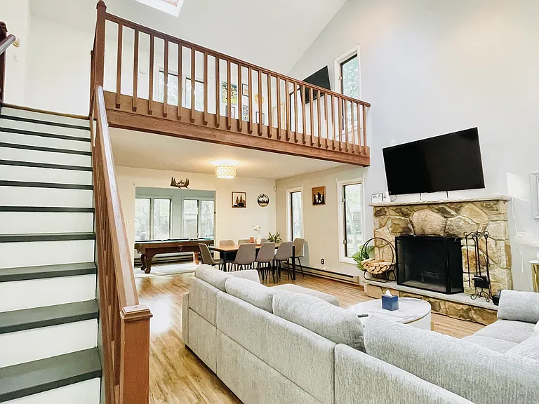 221 Somerset Dr — Photo 2
