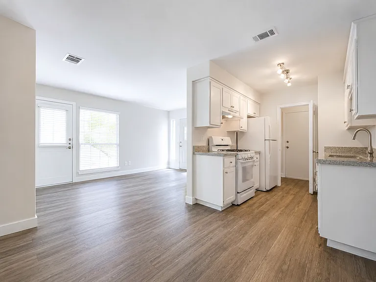 5009 Copperbend Blvd #B — Photo 2