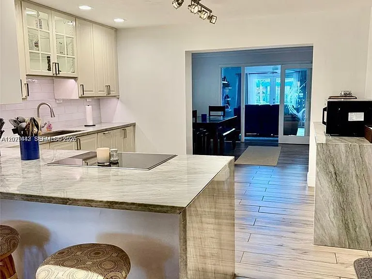 4721 SW 34th Dr — Photo 10
