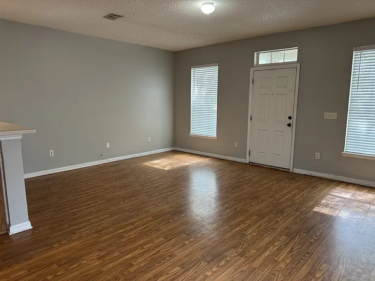 458 Sherwood Oaks Dr — Photo 2