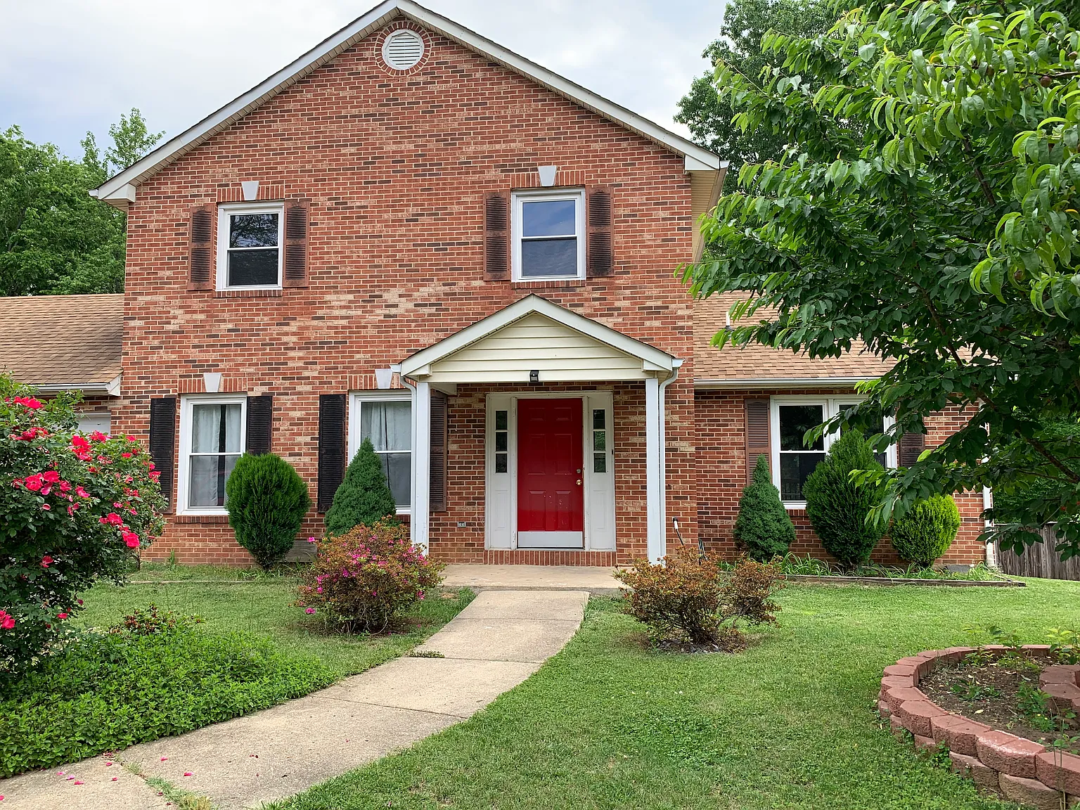 4 bed, 2.5 bath, 1948 sqft, $4,000 — Photo 2