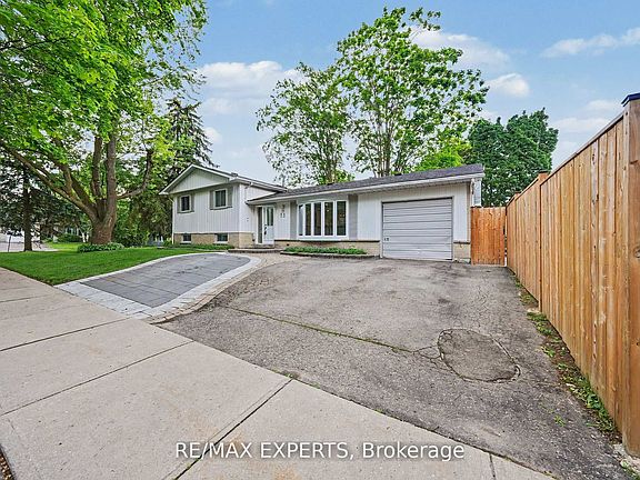 2nd image of 32 Oak Ct