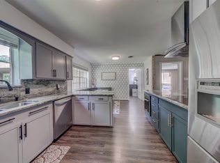 8 Hillcrest Dr, Conroe, TX 77303