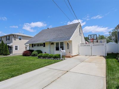 820 Mirabelle Avenue, Westbury, NY, 11590
