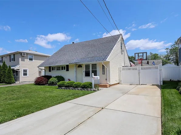 820 Mirabelle Avenue, Westbury, NY 11590