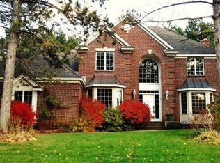 928 Pineview Ct, Mahtomedi, MN 55115