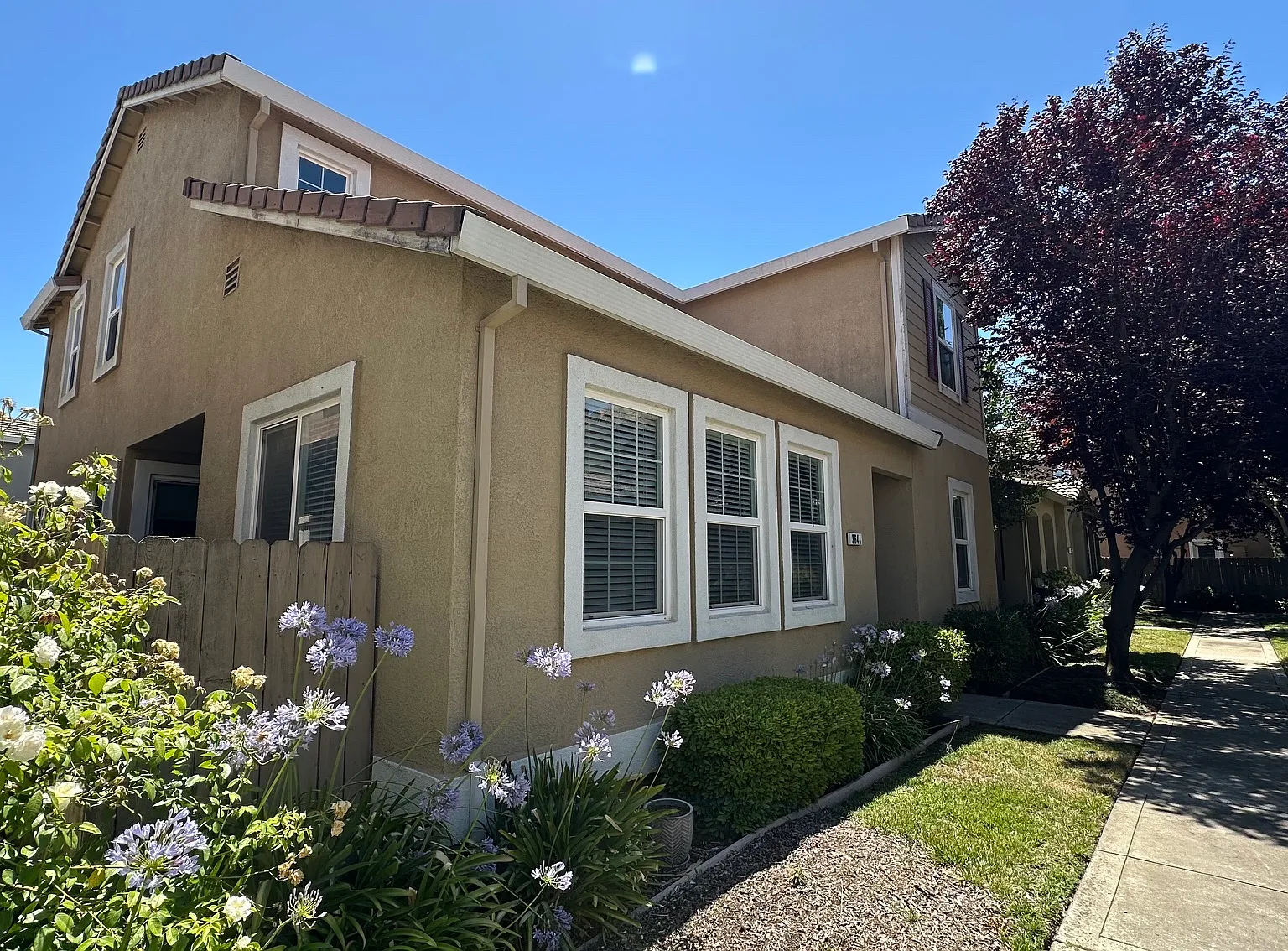 3 bed, 1941 sqft, $2,995 — Photo 2