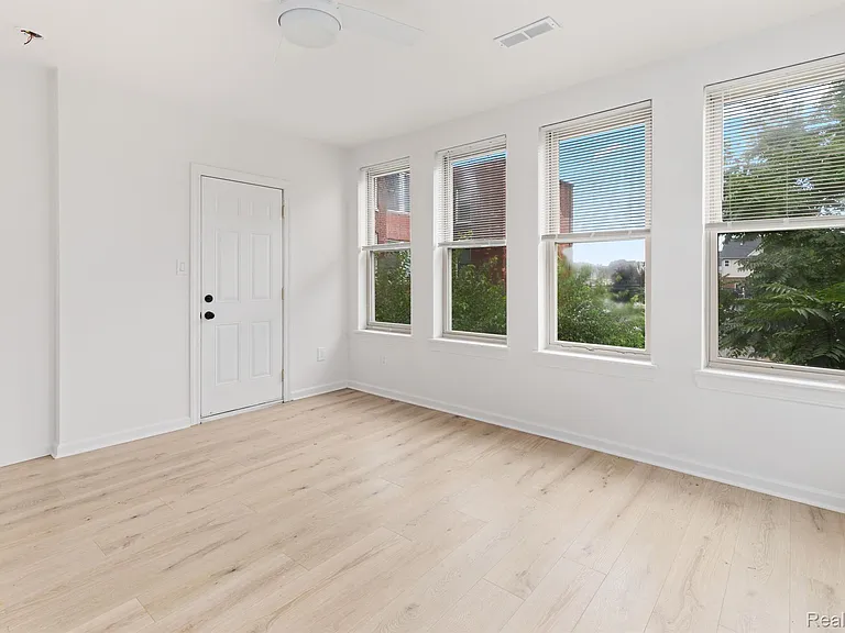 314 Hendrie St — Photo 16