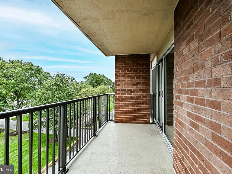 1300 Army Navy Dr #425 — Photo 32