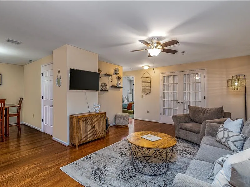 2 bed, 1044 sqft, $1,600 — Photo 2