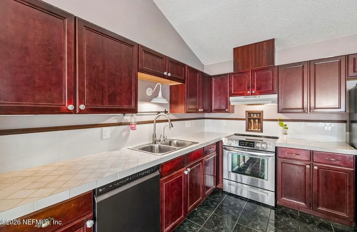 4 bed, 1400 sqft, $1,950 — Photo 3