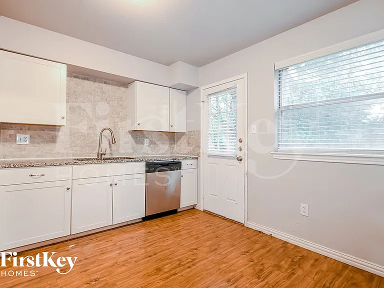 302 Shorewood Dr — Photo 7