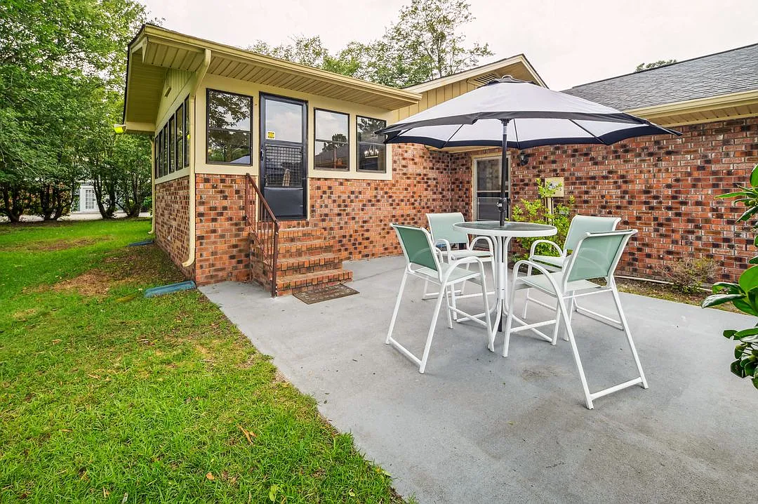 5 bed, 2.5 bath, 2050 sqft, $2,750 — Photo 2