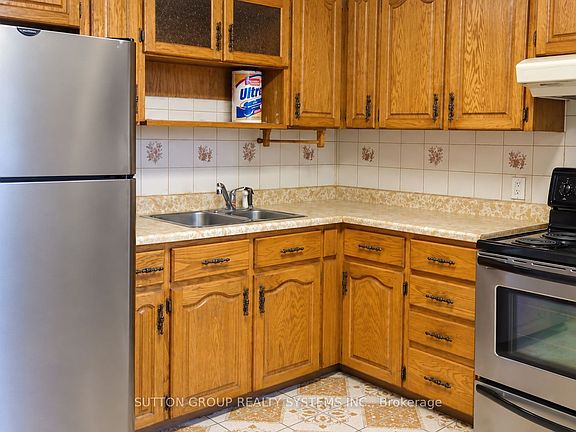 2nd image of 1139 Dovercourt Rd