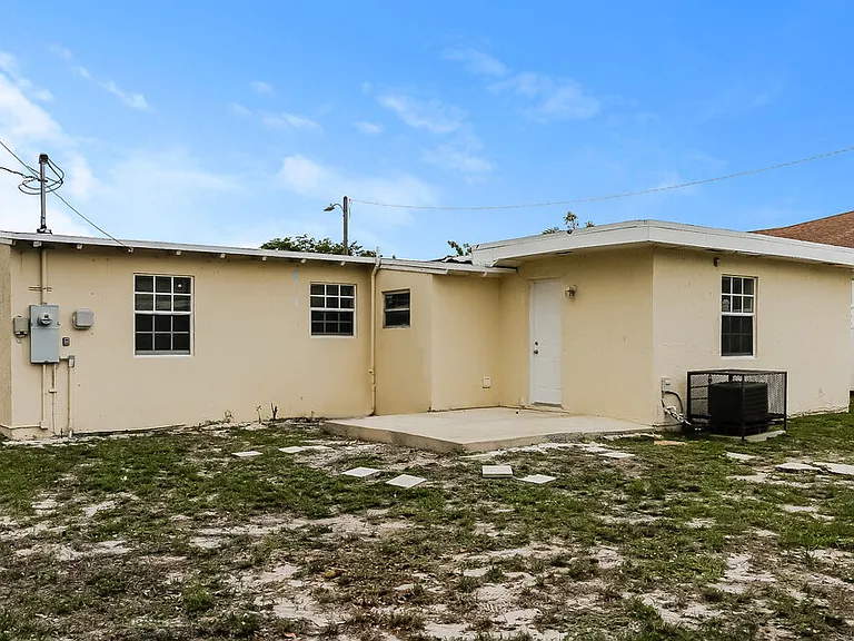 1564 NW 3rd Way — Photo 15
