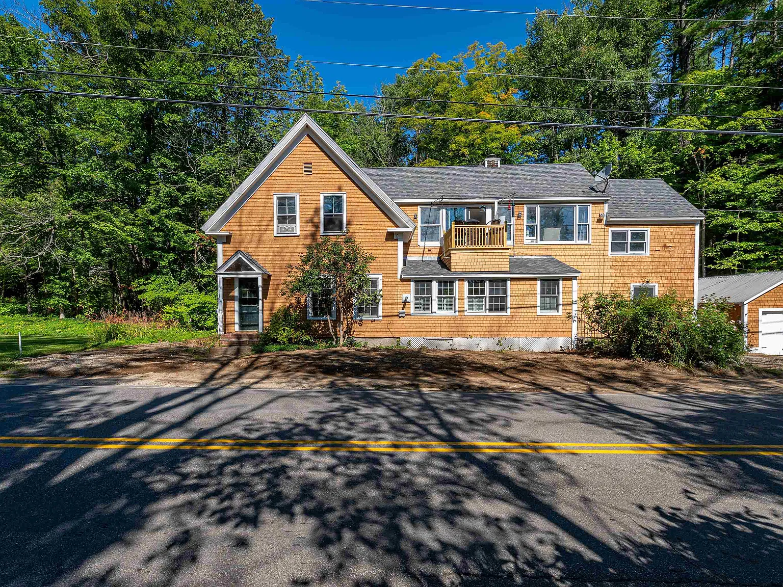 3 bed, 3.0 bath, 2000 sqft, $2,400 — Photo 1
