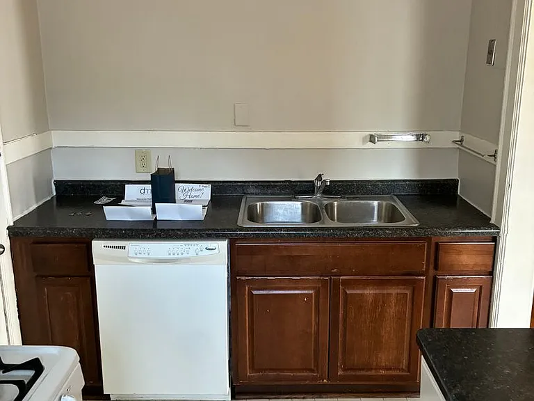 2118 Dupont Ave S — Photo 2