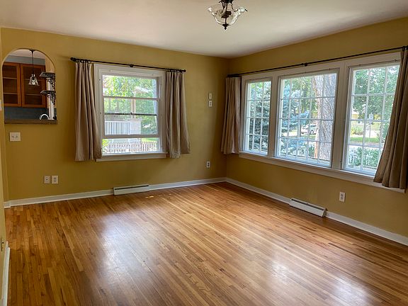 3rd image of 140 N Roosevelt Ave