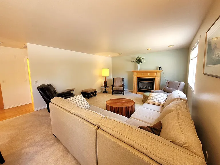 625 1/2 Marine Dr — Photo 8