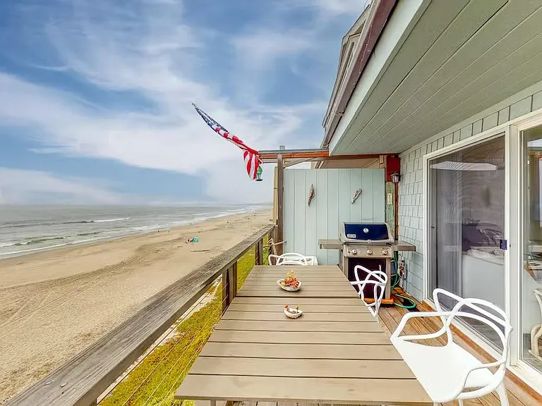 452 Oceanview Dr — Photo 2